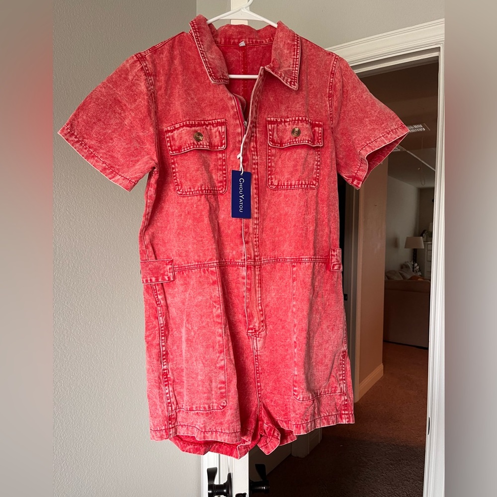 woman’s vintage zip up romper
